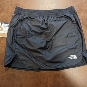 NWT The North Face skirt. Size large .